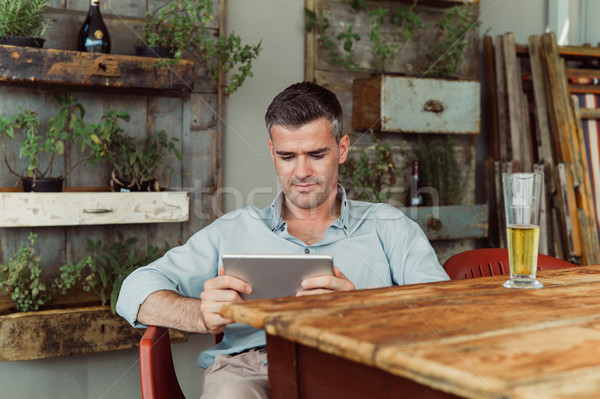 Pause homme verre bière rustique [[stock_photo]] © stokkete