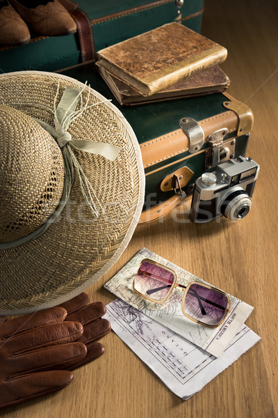 Reisenden Karten Jahrgang Koffer Sonnenbrillen Stock foto © stokkete