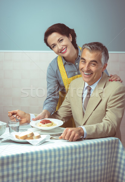 Сток-фото: Vintage · женщину · обед · муж · улыбающаяся · женщина