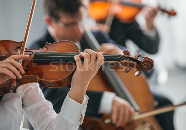 Violonist orchestră femeie clasic focus selectiv Imagine de stoc © stokkete