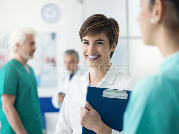 Stockfoto: Vrouwelijke · arts · werken · kliniek · glimlachend · ziekenhuis