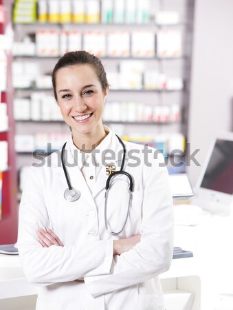 肖像 微笑 年輕女子 藥劑師 聽筒 工作的 商業照片 © stokkete