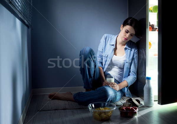 Uykusuz kadın cam süt üzücü oturma Stok fotoğraf © stokkete