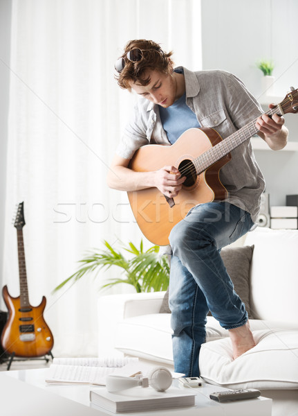 Сток-фото: песня · молодым · человеком · играет · гитаре · сидят · диван