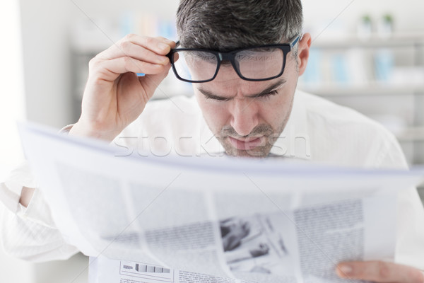 Rendkívüli hírek üzletember iroda olvas rossz pénzügyi Stock fotó © stokkete
