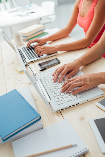 Stockfoto: Studenten · bureau · jonge · huiswerk · vergadering · typen