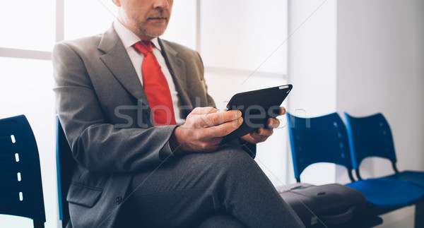 Empresário comprimido maduro sessão sala de espera Foto stock © stokkete