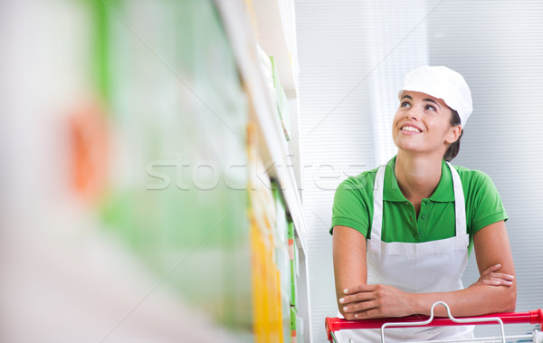 Сток-фото: супермаркета · работник · корзины · улыбаясь · молодые