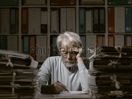 Kantoormedewerker toetsenbord senior verouderd moeilijkheden denken Stockfoto © stokkete