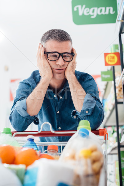 Triest man winkelen supermarkt uitgeput Stockfoto © stokkete