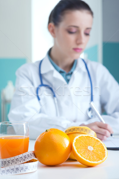 Zdjęcia stock: Diety · plan · specjalista · od · żywienia · lekarza · piśmie · kobieta