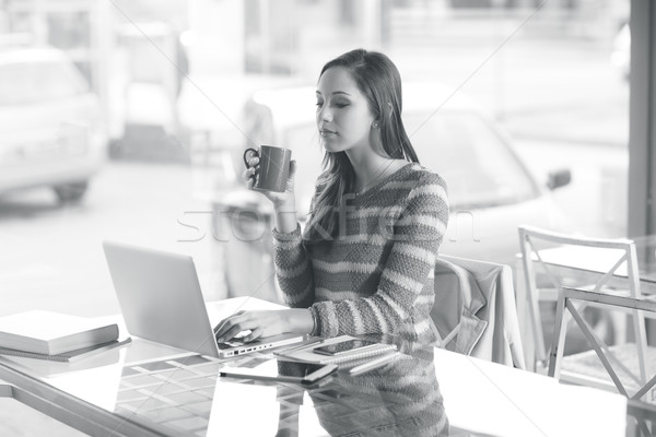 Beschäftigt Frau arbeiten Laptop Schreibtisch Stock foto © stokkete