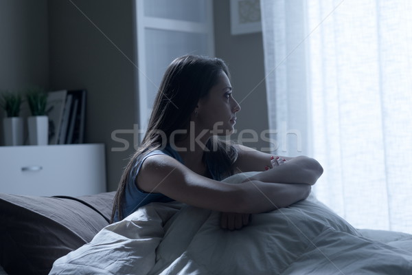 Bezsenność portret młoda kobieta cierpienie domu sypialni Zdjęcia stock © stokkete