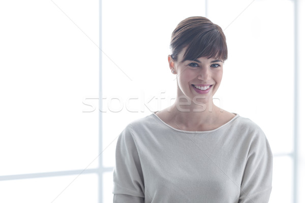 Glimlachend jonge vrouw portret jonge mooie vrouw poseren Stockfoto © stokkete