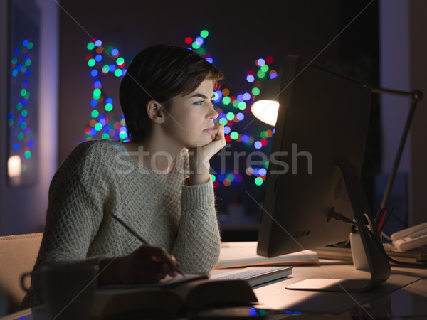 Foto stock: Mujer · de · trabajo · tarde · noche · estudiar