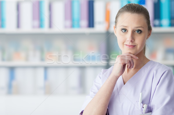 Jóvenes practicante posando oficina femenino médico Foto stock © stokkete