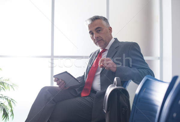 Empresário comprimido maduro sessão sala de espera Foto stock © stokkete