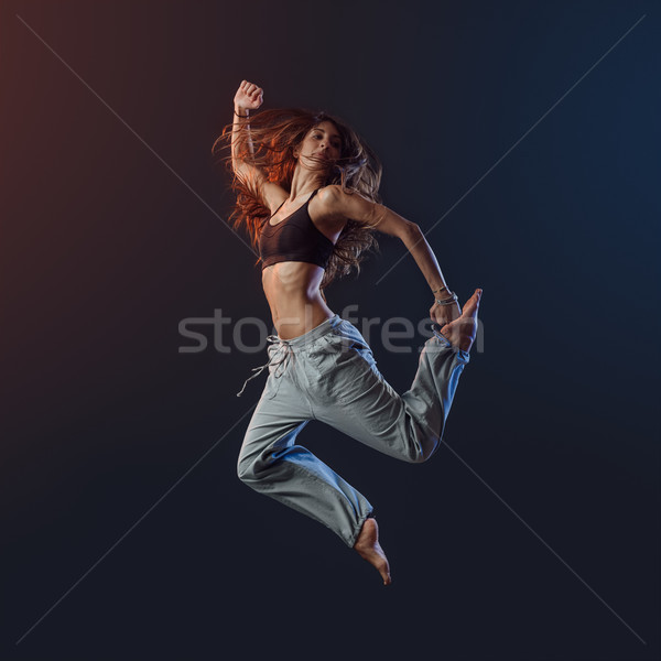 Tineri dansator subtire jumping Imagine de stoc © stokkete