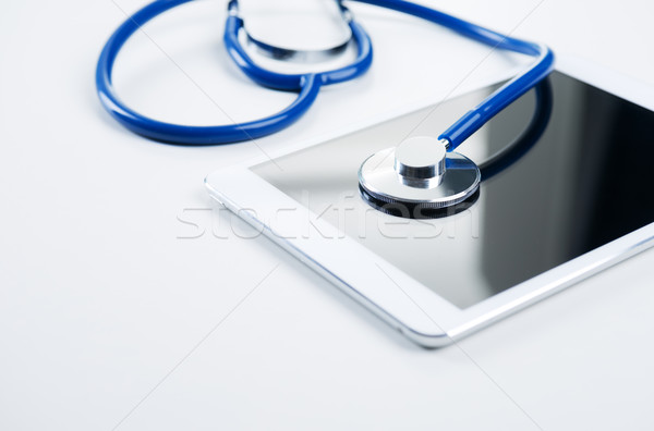 Echipament medical albastru stetoscop comprimat alb medic Imagine de stoc © stokkete