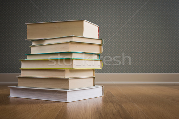 Boglya könyvek padló keményfedeles pontozott tapéta Stock fotó © stokkete