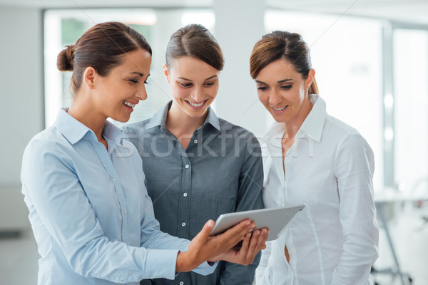 [[stock_photo]]: Homme · équipe · commerciale · numérique · comprimé · professionnels · souriant