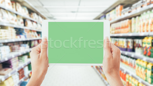 Femeie comprimat supermarket digital cumpărături Imagine de stoc © stokkete