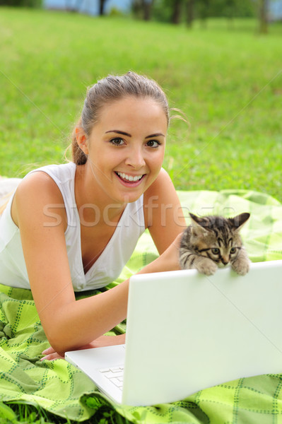 Mijn beste vriend gelukkig jonge vrouw poesje laptop Stockfoto © stokkete