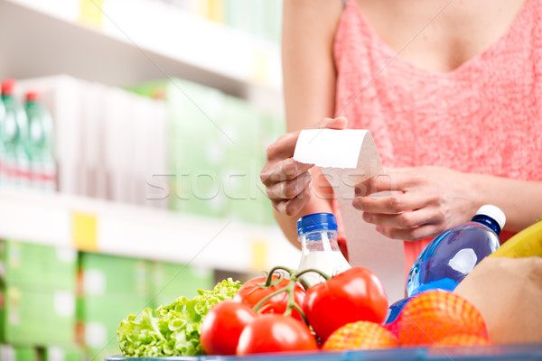 Supermarket primire nerecunoscut femeie lung băcănie Imagine de stoc © stokkete