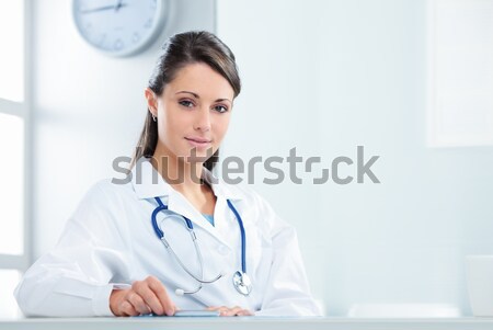 Női orvos laborköpeny mosolyog pózol sztetoszkóp Stock fotó © stokkete
