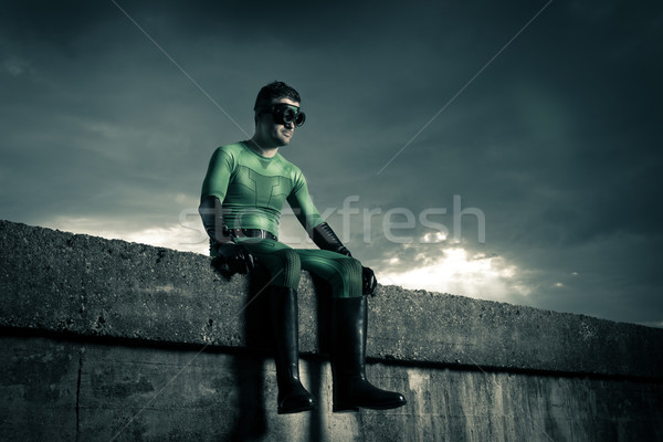 Superhero dramatic cer verde ganditor şedinţei Imagine de stoc © stokkete