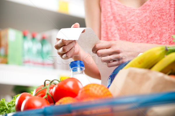 Supermarkt Erhalt unkenntlich Frau lange Lebensmittelgeschäft Stock foto © stokkete