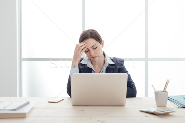 Stressig Job müde Geschäftsfrau arbeiten Laptop Stock foto © stokkete