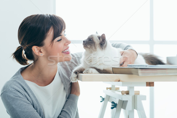 [[stock_photo]]: Heureux · femme · chat · femme · souriante · maison