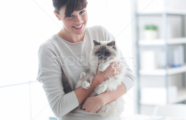Glücklich Frau Haustier halten schönen weichen Stock foto © stokkete