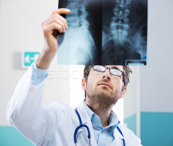Radiológus vizsga profi megvizsgál röntgen kép Stock fotó © stokkete