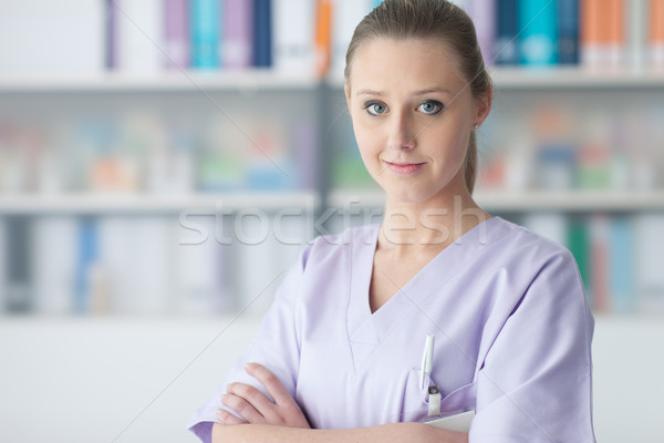 Jóvenes practicante posando oficina femenino médico Foto stock © stokkete