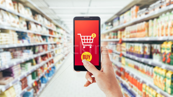 Realitate cumpărături femeie băcănie supermarket smartphone Imagine de stoc © stokkete