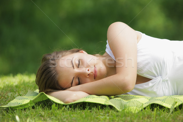 Vise placute femeie frumoasa dormi iarbă femei lumina Imagine de stoc © stokkete