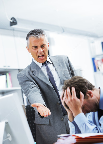 Kiabál alkalmazott érett menedzser kiált irodai dolgozó Stock fotó © stokkete
