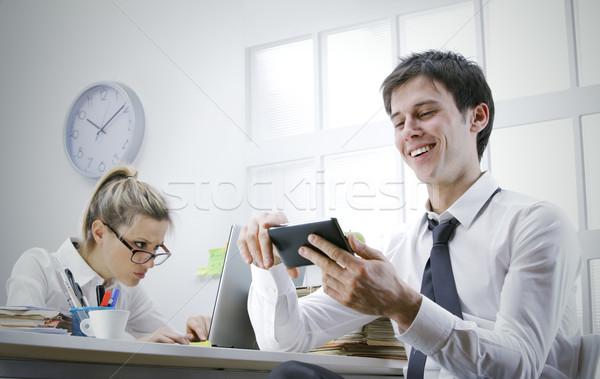 üzletember okostelefon iroda boldog hangsúlyos üzletasszony Stock fotó © stokkete