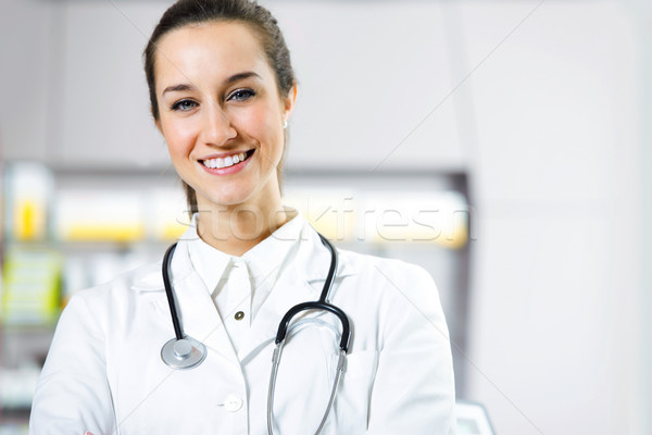 Gyógyszertár mosolyog fiatal nő gyógyszerész sztetoszkóp dolgozik Stock fotó © stokkete