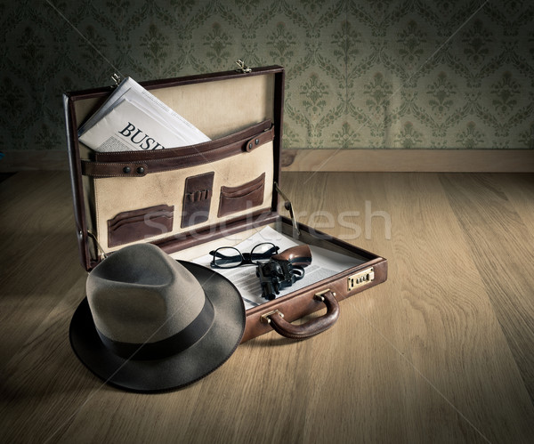 Vintage maletín abierto cuero detective sombrero Foto stock © stokkete