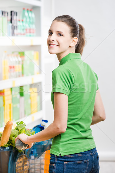 Mosolygó nő vásárlás áruház zöld pólóing bolt Stock fotó © stokkete