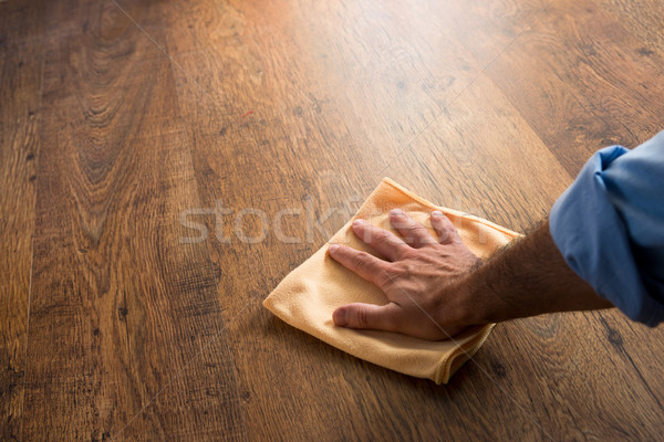 Parchet masculin mână curăţenie lemn cameră Imagine de stoc © stokkete