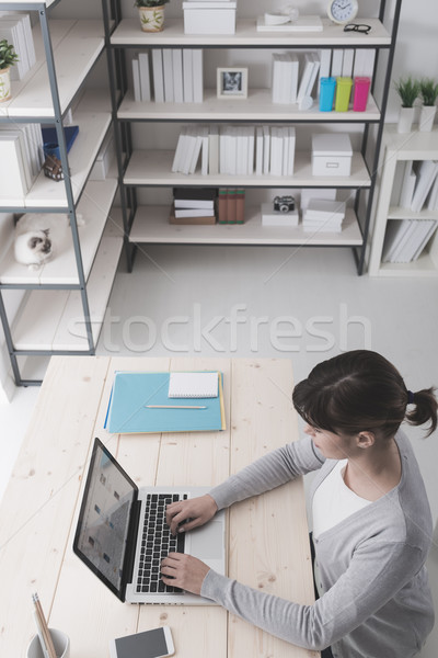 Kobieta interesu pracy laptop młodych wydajny posiedzenia Zdjęcia stock © stokkete