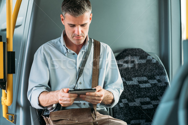 Turista digitális tabletta férfi utazó busz Stock fotó © stokkete