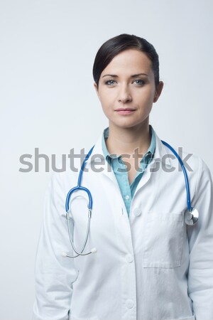 Femeie medic lab strat zâmbitor prezinta stetoscop Imagine de stoc © stokkete