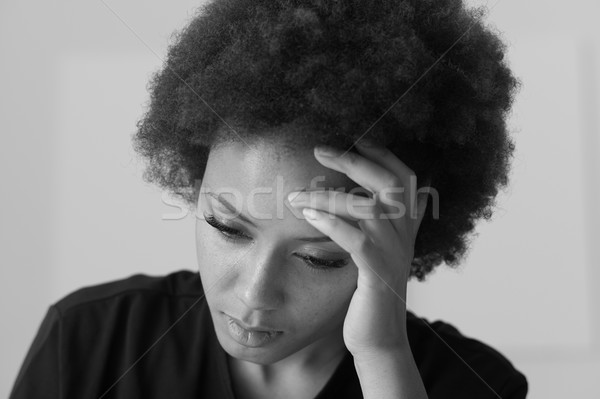 Nő megérint homlok szomorú afroamerikai lefelé néz Stock fotó © stokkete