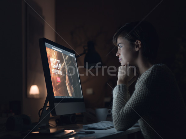 Frau beobachten Filme online entspannenden Stock foto © stokkete