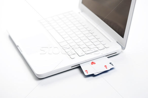 Jocuri de noroc on-line aces alb laptop fotografie Imagine de stoc © stokkete